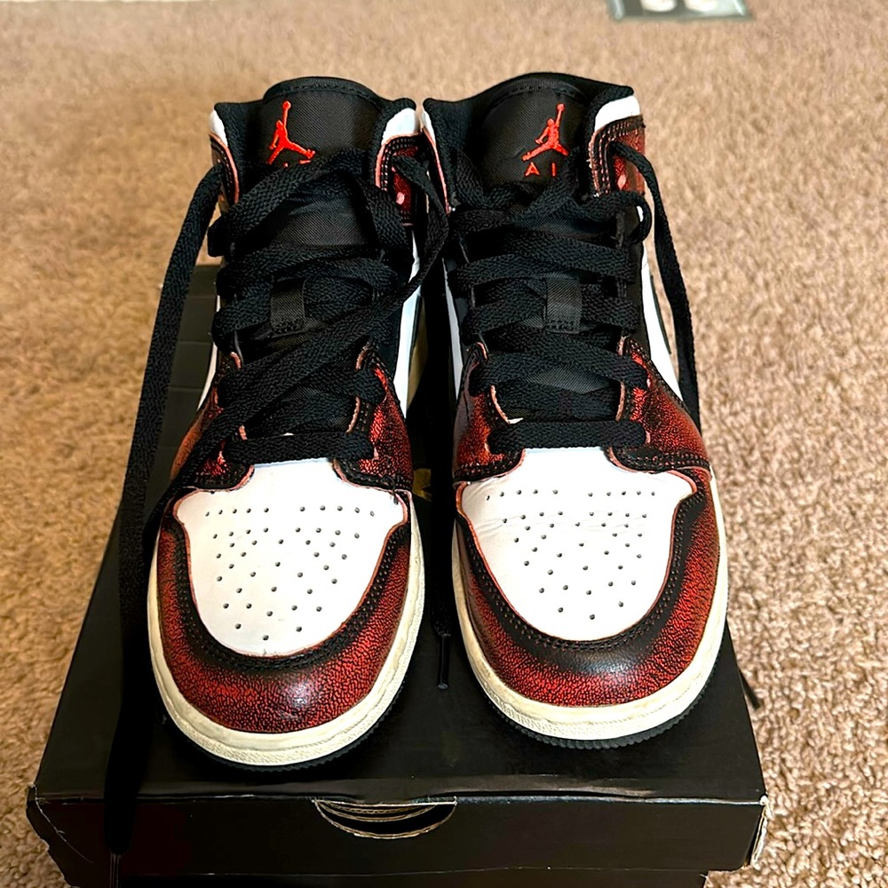 Boys air jordan 1 mid se black/infrared 23/white/sail size 5y